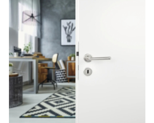 Geöffnete weiße Tür mit silberner Türklinke vor einem Wohnraum