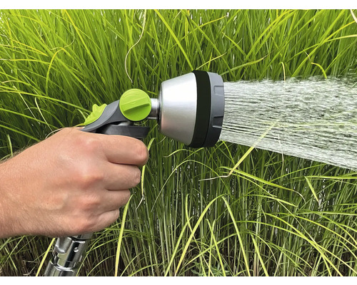 Gartenschlauch Sprühkopf im Einsatz vor grünem Gras