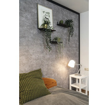 Chambre à coucher avec lit, table de chevet et étagères murales avec décoration