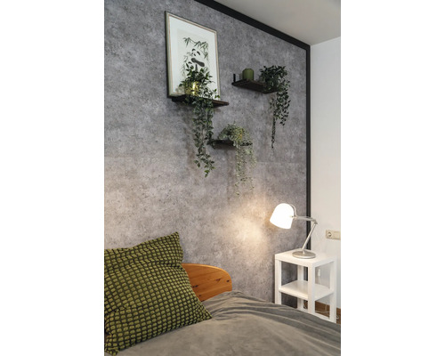 Chambre à coucher avec lit, table de chevet et étagères murales avec décoration