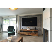 Salon avec télévision, meuble en bois, fauteuil et table