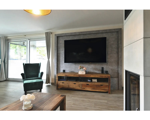 Salon avec télévision, meuble en bois, fauteuil et table