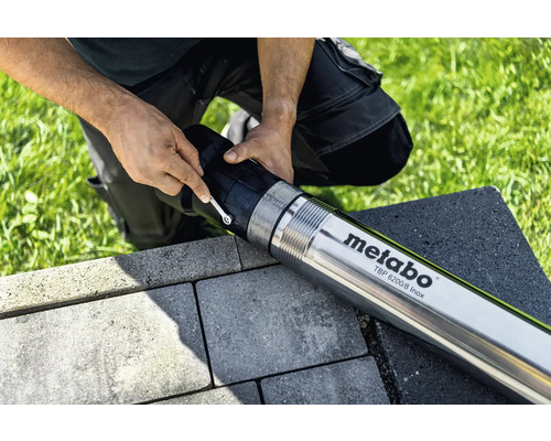 Metabo Tiefbrunnenpumpe TBP 6200/8 Inox in Montage auf Pflastersteinen