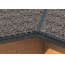 Nahaufnahme einer Dachecke mit Dachschindeln und Dachrinne