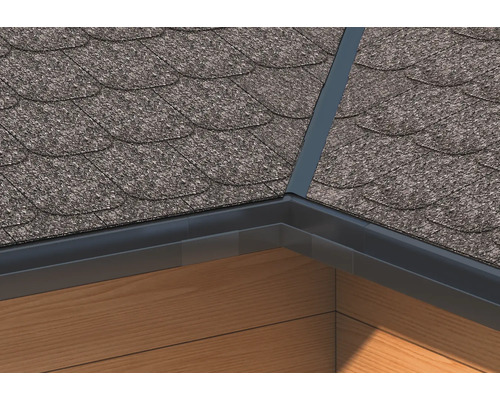 Nahaufnahme einer Dachecke mit Dachschindeln und Dachrinne