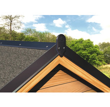 Detailansicht eines Gartenhauses mit Dachpappe und Zierelement