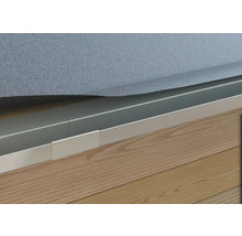 Detailaufnahme einer Dachrinne aus Metall vor einer Holzfassade