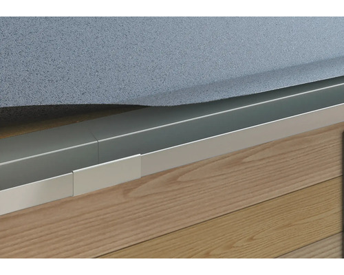 Detailaufnahme einer Dachrinne aus Metall vor einer Holzfassade