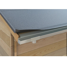 Detailansicht eines Gartenhauses mit Dachpappe und Regenrinne aus Metall