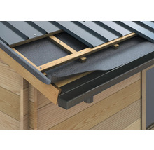 Detailansicht eines Metalldaches mit Dachrinne und Holzunterkonstruktion