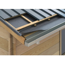 Vue détaillée d''un toit avec isolation, construction en bois et gouttière