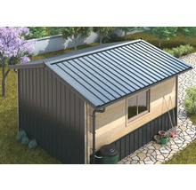 Gartenhaus mit Metalldach und Holzwänden in einer Gartenlandschaft