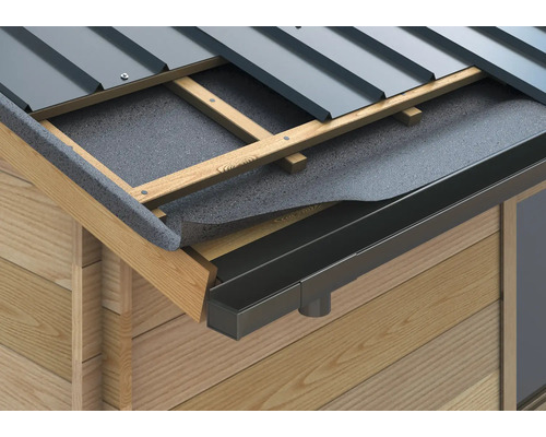 Detailansicht von Dachkonstruktion mit Dachrinne und Holzverkleidung