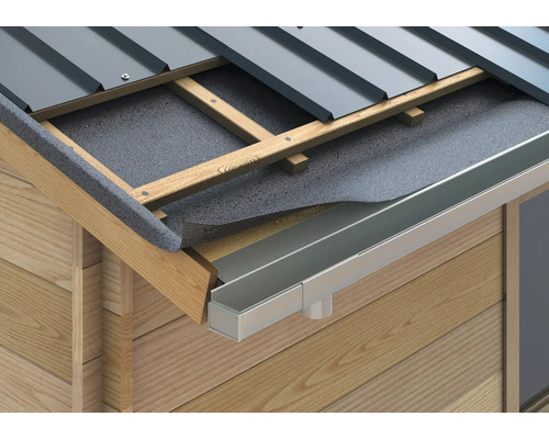Detailansicht einer Dachkonstruktion mit Dachrinne und Isolierung