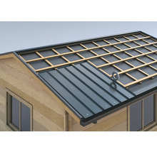 Detailansicht der Installation eines Daches mit Metallplatten auf einem Holzhaus.