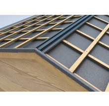 Detailansicht des Dachaufbaus mit Sparren, Dämmung und Dachrinne