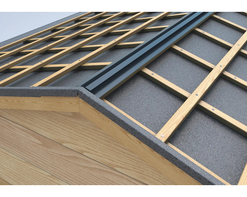 Detailansicht des Dachaufbaus mit Sparren, Dämmung und Dachrinne