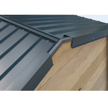 Vue détaillée d''un toit avec couverture métallique et bardage en bois