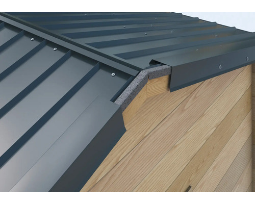 Vue détaillée d''un toit avec couverture métallique et bardage en bois