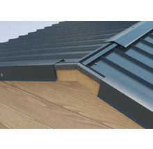 Vue détaillée d''un toit métallique avec isolation et construction en bois