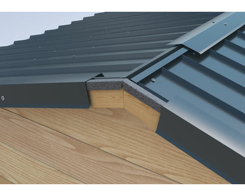 Vue détaillée d''un toit métallique avec isolation et construction en bois