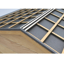 Ansicht eines Dachaufbaus mit Holzsparren und Dämmung