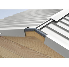 Detailansicht einer Dacheindeckung mit Profilblechen, Dämmung und Holzunterkonstruktion