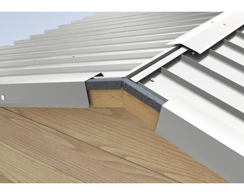 Detailansicht einer Dacheindeckung mit Profilblechen, Dämmung und Holzunterkonstruktion