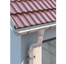 Toit avec tuiles, gouttière et tuyau de descente