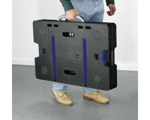 Personne portant un établi plié