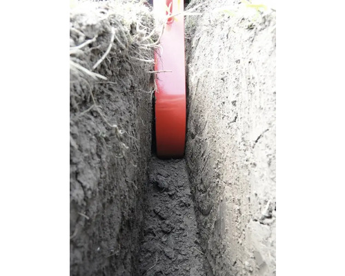 Erdgraben mit rotem Werkzeug