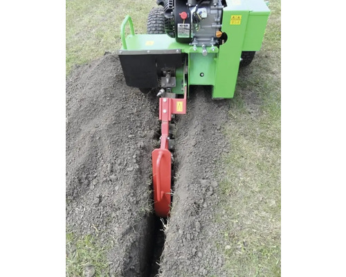 Grabenfräse bei der Arbeit im Garten