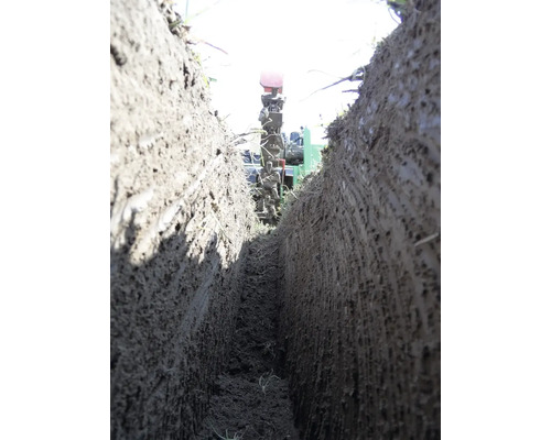 Grabenfräse bei der Arbeit im Feld