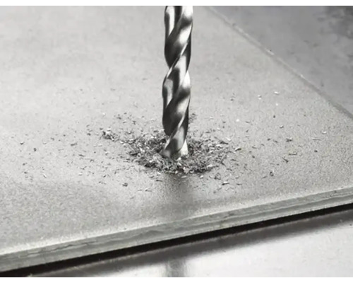 Metallbohrer bohrt ein Loch in Metallplatte