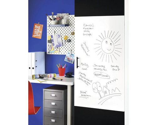 Schreibtisch mit Lochwand, Whiteboard und Rollcontainer in einem Arbeitszimmer