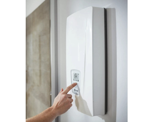 Elektronischer Durchlauferhitzer mit Bedienfeld und Hand