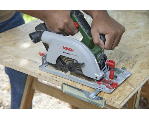 Scie circulaire sans fil en cours d'utilisation pour scier du bois
