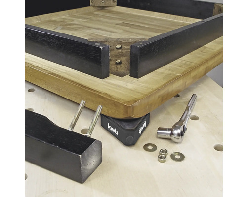 Montage de pieds de table avec clé à molette, vis, rondelles et serre-joints d''angle kwb