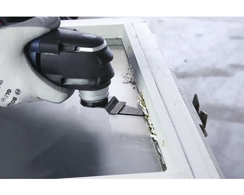 Multifunktionswerkzeug im Einsatz an einem Fensterrahmen