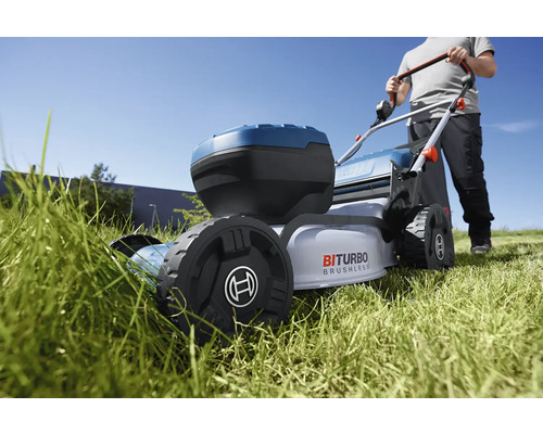 Akkurasenmäher beim Rasenmähen im Garten