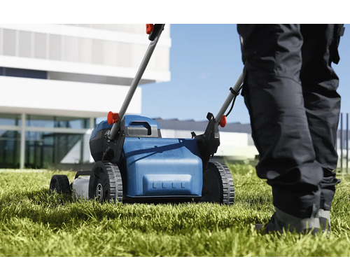 Rasenmäher in Gebrauch auf einer Rasenfläche.