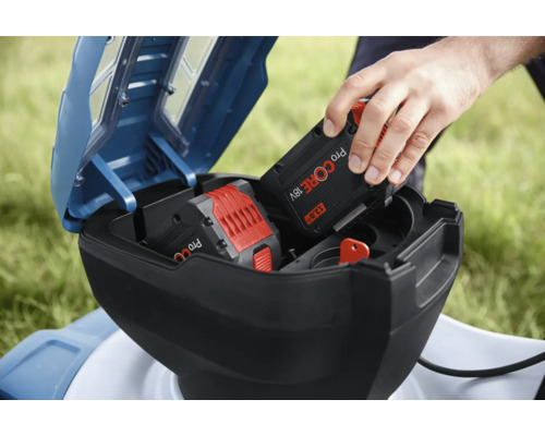 Einsetzen eines Akkus in einen Rasenmäher