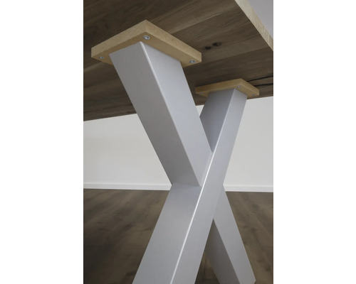 Detailansicht eines Esstischbeins in X-Form aus Metall