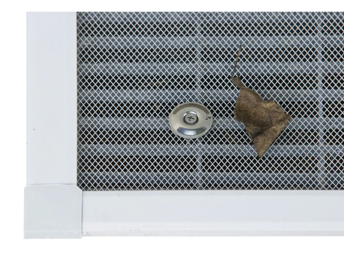 Detailansicht eines Insektenschutzgitters mit Rahmen und Befestigung