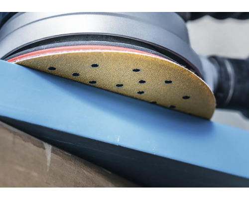 Ponceuse avec papier de verre travaillant une pièce