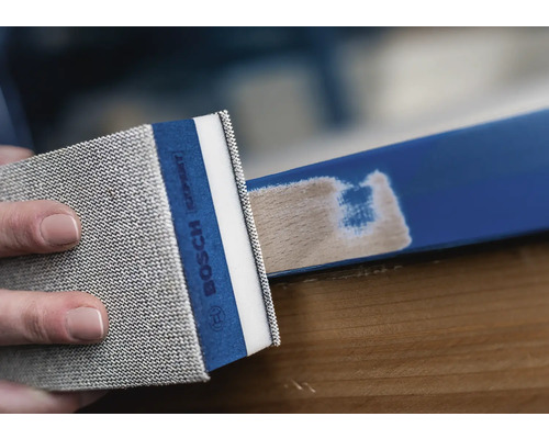 Bosch Handschleifklotz beim Abschleifen einer Oberfläche