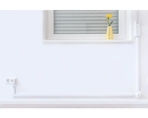 Innenraum mit Fenster, Steckdose und Kabelkanal