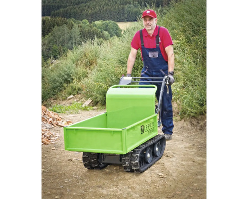 Dumper sur chenilles avec opérateur sur terrain accidenté. Idéal pour le transport de matériaux sur des terrains difficiles.