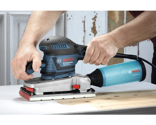 Ponceuse vibrante Bosch en cours d''utilisation sur une planche en bois