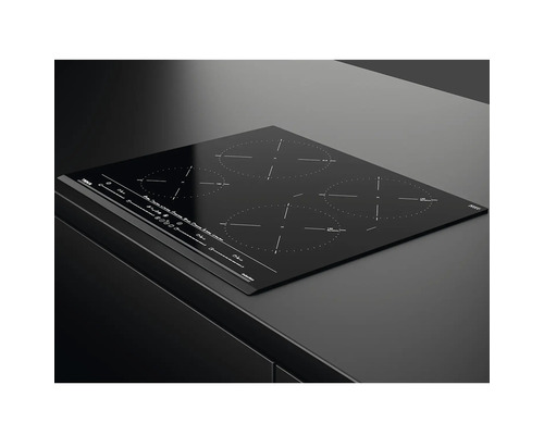 Plaque à induction noire avec quatre zones de cuisson sur un comptoir de cuisine.